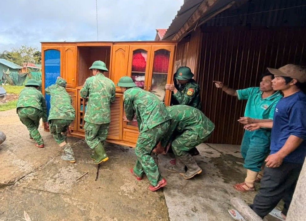 Ga Ry Border Guard Station, Hung Son commune, Da Nang supported the evacuation of people and property out of landslide-prone areas on the afternoon of September 21. Photo: Ga Ry Border Guard Station