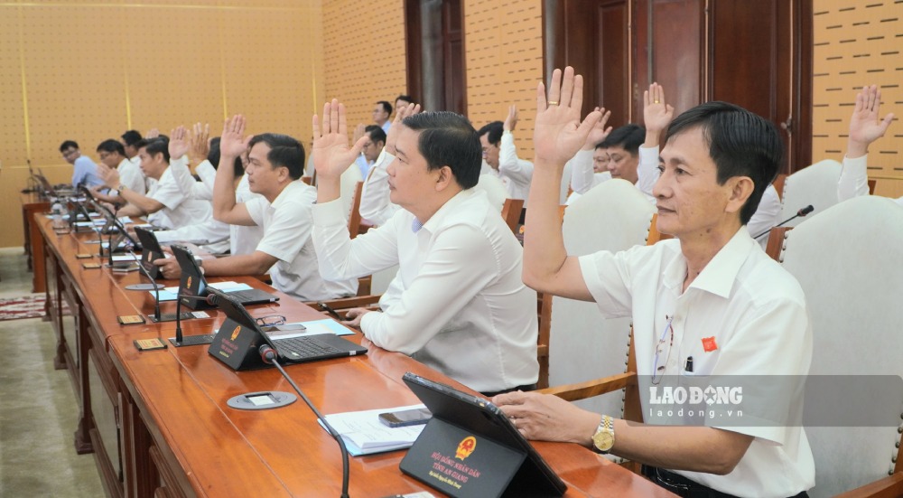 Tại kỳ họp ngày 22.9, Đại biểu HĐND tỉnh An Giang biểu quyết thông qua tờ trình dự thảo nghị quyết “Thống nhất chủ trương thành lập các phường thuộc tỉnh An Giang”. Ảnh: Nguyên Anh