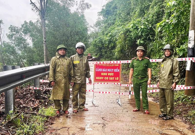 Lực lượng chức năng xã Quế Phước, Đà Nẵng phong tỏa khu vực sạt lở Gành Dinh, tạm cấm người và phương tiện qua lại. Ảnh: Công an Quế Phước