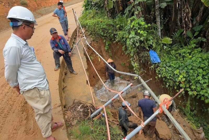 Đơn vị thi công huy động nhân lực, phương tiện xử lý điểm sạt lở dưới chân Đèo Liêu, đoạn QL 40B, qua xã Thạnh Bình, Đà Nẵng. Ảnh: UBND xã Thạnh Bình