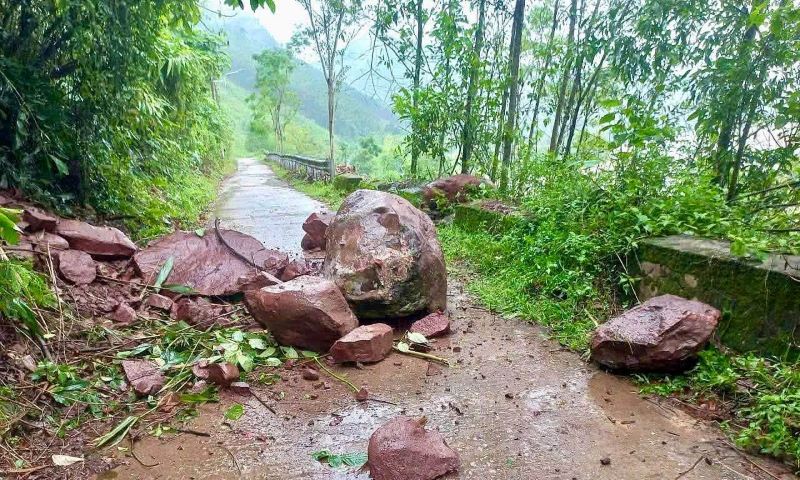 Large rocks from the embankment roll down the road surface in the Ganh Dinh area, Que Phuoc commune, Da Nang after heavy rain. Photo: Que Phuoc Police