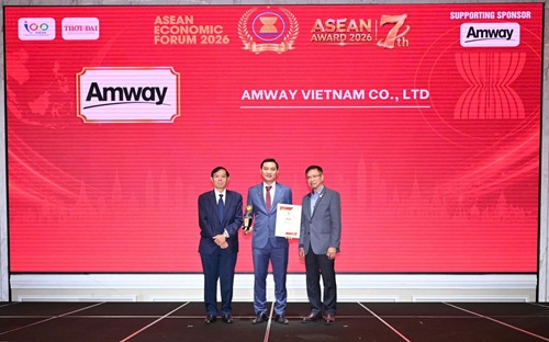 Ông Nguyễn Phương Sơn – Giám đốc Đối ngoại Amway Việt Nam vinh dự nhận giải thưởng từ ban tổ chức. Ảnh: Amway Việt Nam