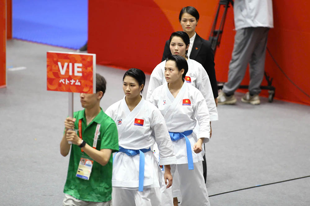 The victory of Ngoc Tram, Ngoc Nhi and Thu Uyen helped Vietnamese karate win a gold medal at ASIAD 20. Photo: TTVN Delegation