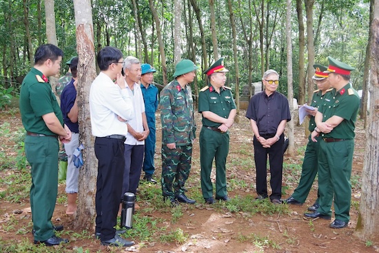 Đoàn công tác Bộ Chỉ huy Quân sự tỉnh Quảng Trị đến khu vực Dốc Miếu, xã Gio Linh kiểm tra, chỉ đạo triển khai tìm kiếm hài cốt 11 liệt sĩ đặc công hy sinh trong trận đánh ngày 29.4.1965 (ảnh chụp tháng 9.2026). Ảnh: Bộ CHQS tỉnh Quảng Trị