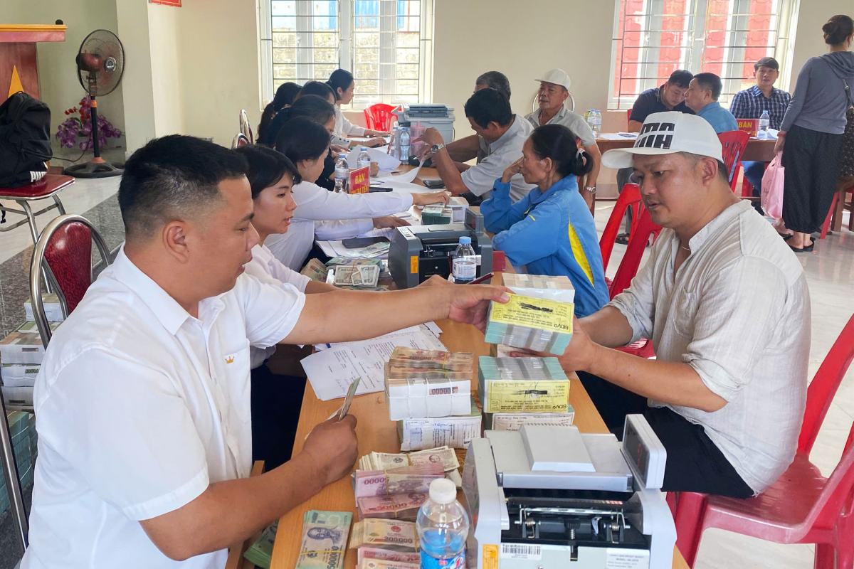 Households whose land is recovered receive project compensation money. Photo: Hai Phong e-Portal