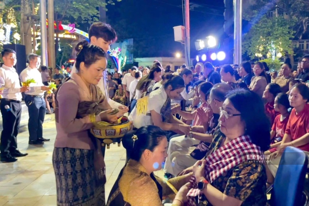 Sinh viên Lào tại Trường Cao đẳng Sơn La tham gia hoạt động Tại phố đi bộ. Ảnh: Thu Hiếu, chụp ngày 19.9.2026