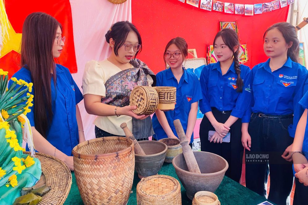 Lao students at Northwest University introduce culture and traditions to Vietnamese students. Photo: Truong Son, taken in May 2026.