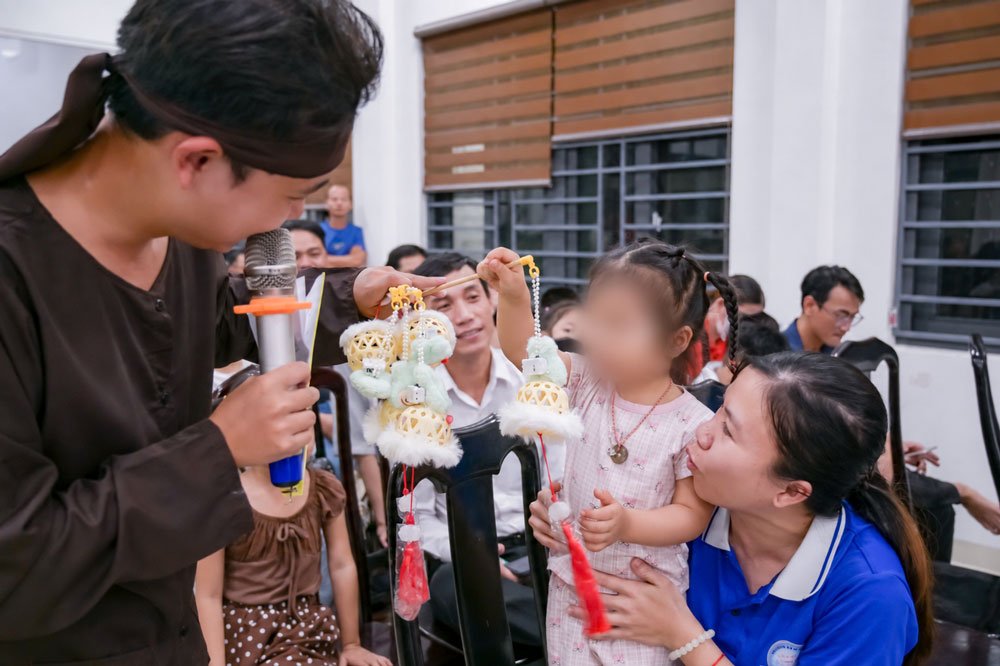 Hoa Cuong Ward Trade Union, Da Nang organizes the program "Lantlights Lighting Dreams" in 2026. Photo: Hoa Cuong Trade Union