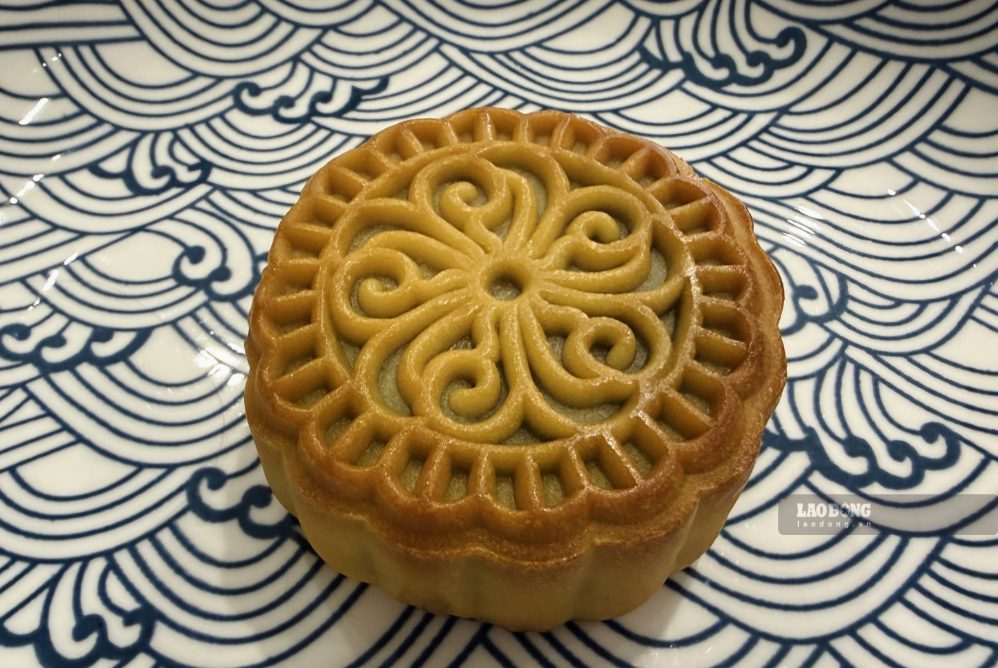 Mid-Autumn cake with soft green bean filling, mild sweetness, not difficult to make, suitable for making at home during reunions. Photo: Thuy Duong