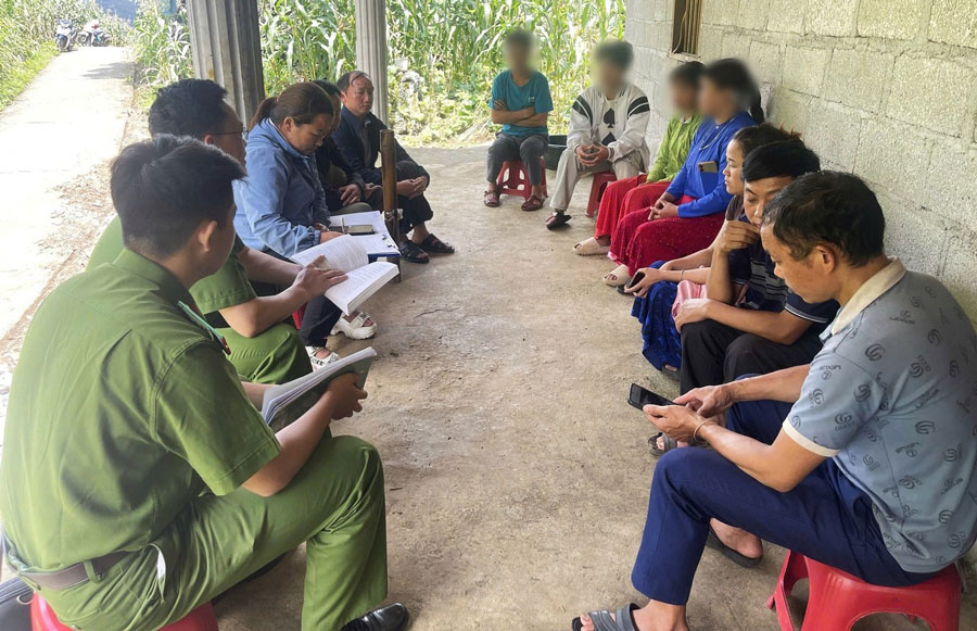 Grassroots officials coordinate with mass organizations to mobilize cases of early marriage. Photo: Lao Cai Police