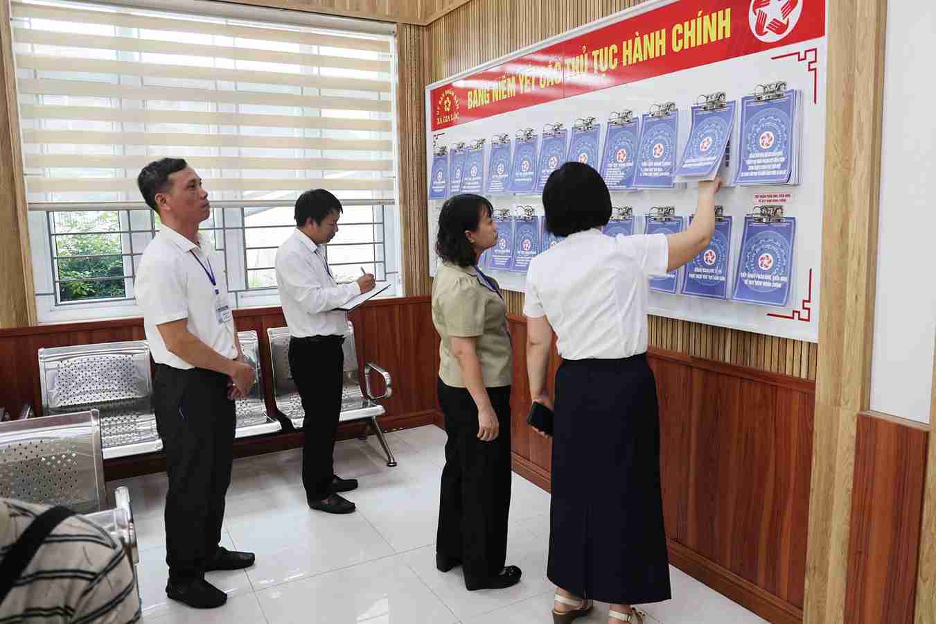The inspection team of Hai Phong City People's Committee inspects the actual implementation of administrative reform tasks. Photo: Gia Loc Commune