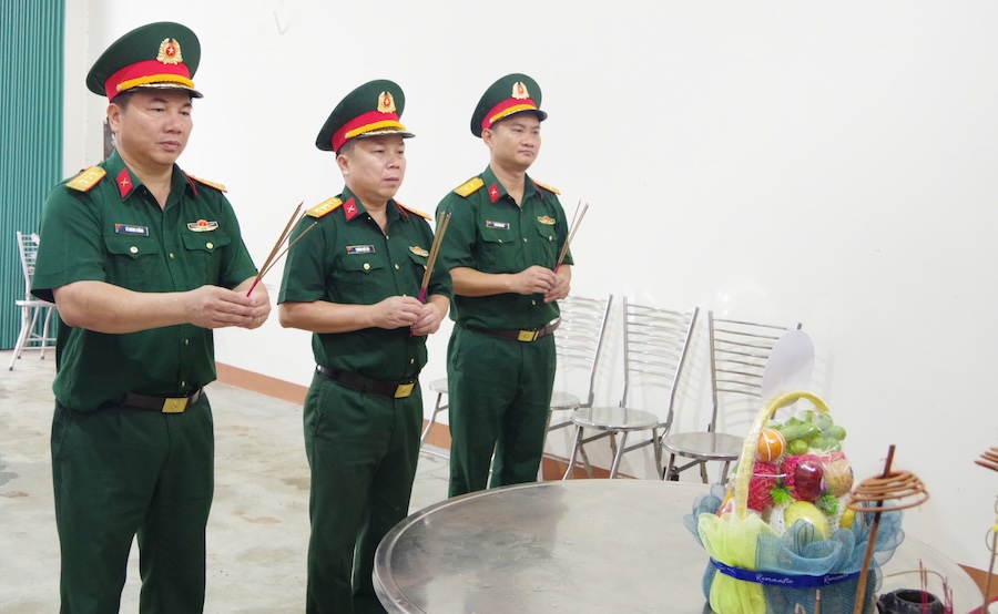 Đại tá Trương Viết Hải, Tỉnh ủy viên, Phó Bí thư Thường trực Đảng ủy Quân sự tỉnh, Chính ủy Bộ CHQS tỉnh, Phó Trưởng ban Thường trực Ban Chỉ đạo tìm kiếm, quy tập và xác định danh tính hài cốt liệt sĩ tỉnh làm trưởng đoàn đến dâng hương, dâng hoa tri ân các hài cốt liệt sĩ được Đội tìm kiếm, quy tập hài cốt liệt sĩ số 2, Phòng Chính trị, Bộ CHQS tỉnh Quảng Trị tiến hành tìm kiếm, quy tập tại khu phố Thành Cổ, phường Quảng Trị, tỉnh Quảng Trị (ảnh chụp tháng 9.2026). Ảnh: Bộ CHQS tỉnh Quảng Trị