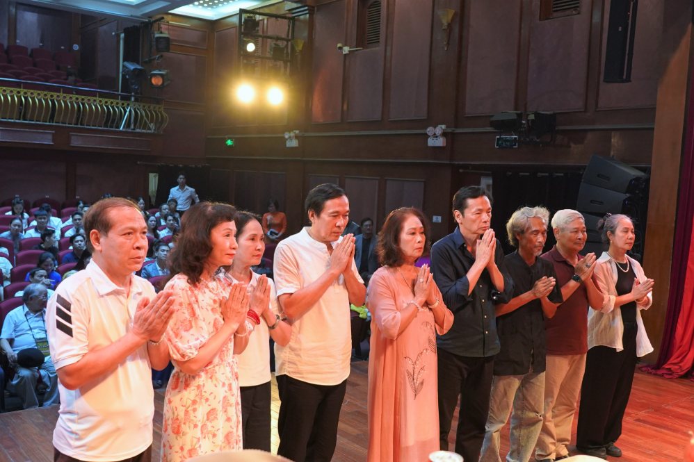 Artists: People's Artist Viet Thang, People's Artist Lan Huong, People's Artist Trung Anh, Meritorious Artist Que Hang, Meritorious Artist Phu Don (from left to right)... respectfully offer incense on the anniversary of the stage ancestors. Photo: Vietnam Drama Theater