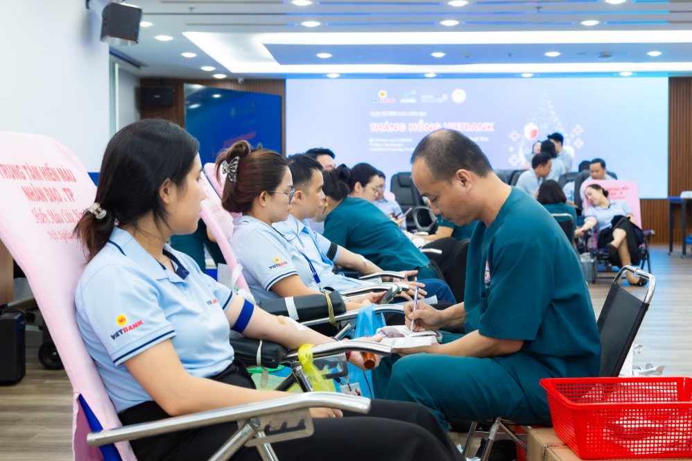 More than 200 Vietbank employees respond to blood donation activities at the Head Office. Photo: Vietbank