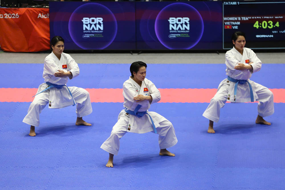 Ngoc Tram (middle) with Ngoc Nhi and Thu Uyen wins women's team kata gold medal at ASIAD 20. Photo: TTVN Delegation