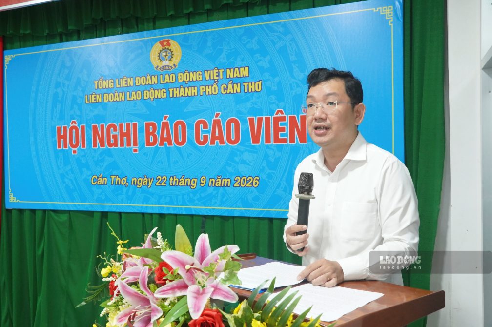 Mr. Lam Van Tan - Vice Chairman of Can Tho City Labor Federation speaking at the conference. Photo: Ta Quang