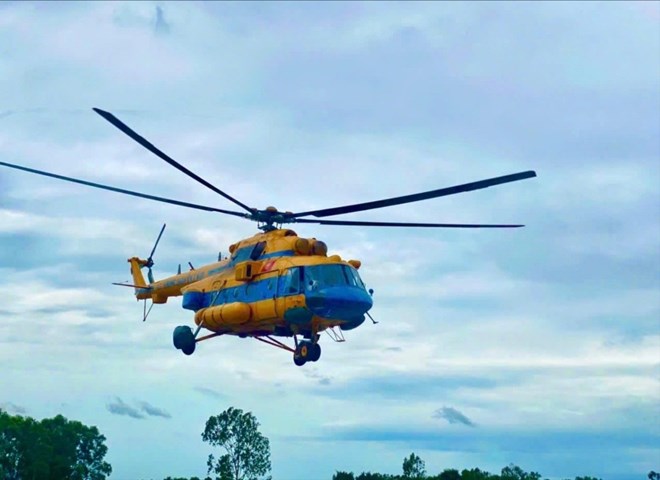 The Ministry of National Defense requests units to review plans, organize forces, and vehicles ready to perform search and rescue flights, and transport necessities when ordered by the Ministry. In the photo: Helicopter rescues 8 people trapped by floods in Son La in August 2025. Photo: Air Defense - Air Force Service.
