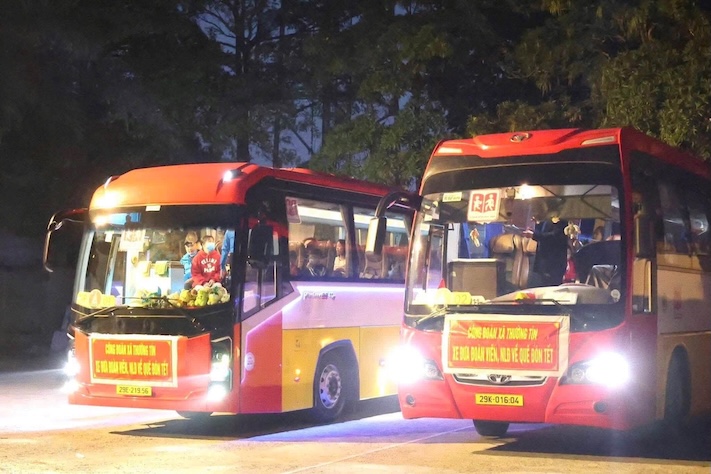 Organizing buses to take workers home to celebrate the Binh Ngo Lunar New Year 2026 of Thuong Tin Commune Trade Union is one of the activities to care for union members and workers at grassroots trade unions in the area. Photo: Commune Trade Union
