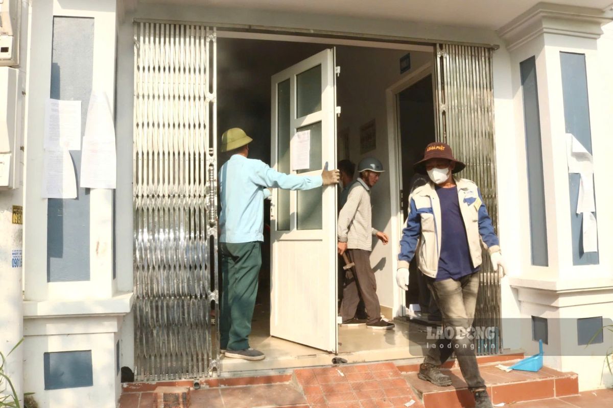 Functional forces carry out the coercion of the last household, completing the ground for the construction of the Bac Song Cam Resettlement Area project, Hai Phong City. Photo: Hoang Khoi