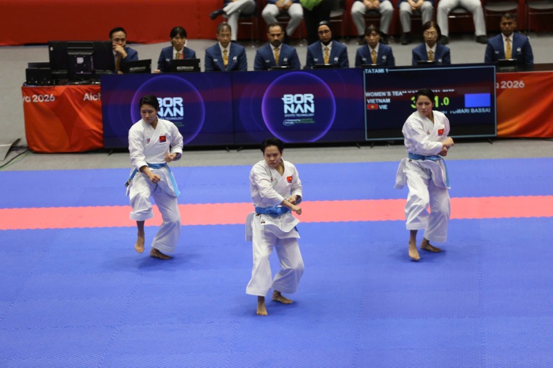 Thu Uyen, Ngoc Tram, Ngoc Nhi (from left to right) win the first gold medal for Vietnam at ASIAD 20. Photo: Bui Luong