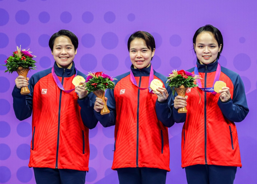 Ngọc Trâm (ngoài cùng bên trái) từng cùng Nguyễn Thị Phương và Lưu Thị Thu Uyên giành huy chương vàng ASIAD 19 tại Hàng Châu. Ảnh: Bùi Lượng