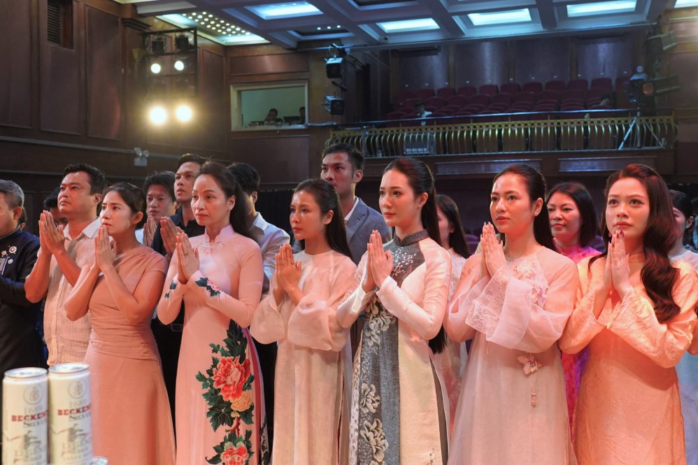 Young artists of the Vietnam Drama Theater at the stage ancestor's death anniversary ceremony on September 22. At the end of this year, the Theater will return the ground at No. 1 Trang Tien to serve the Hoan Kiem Lake planning project. Photo: Theater provided.