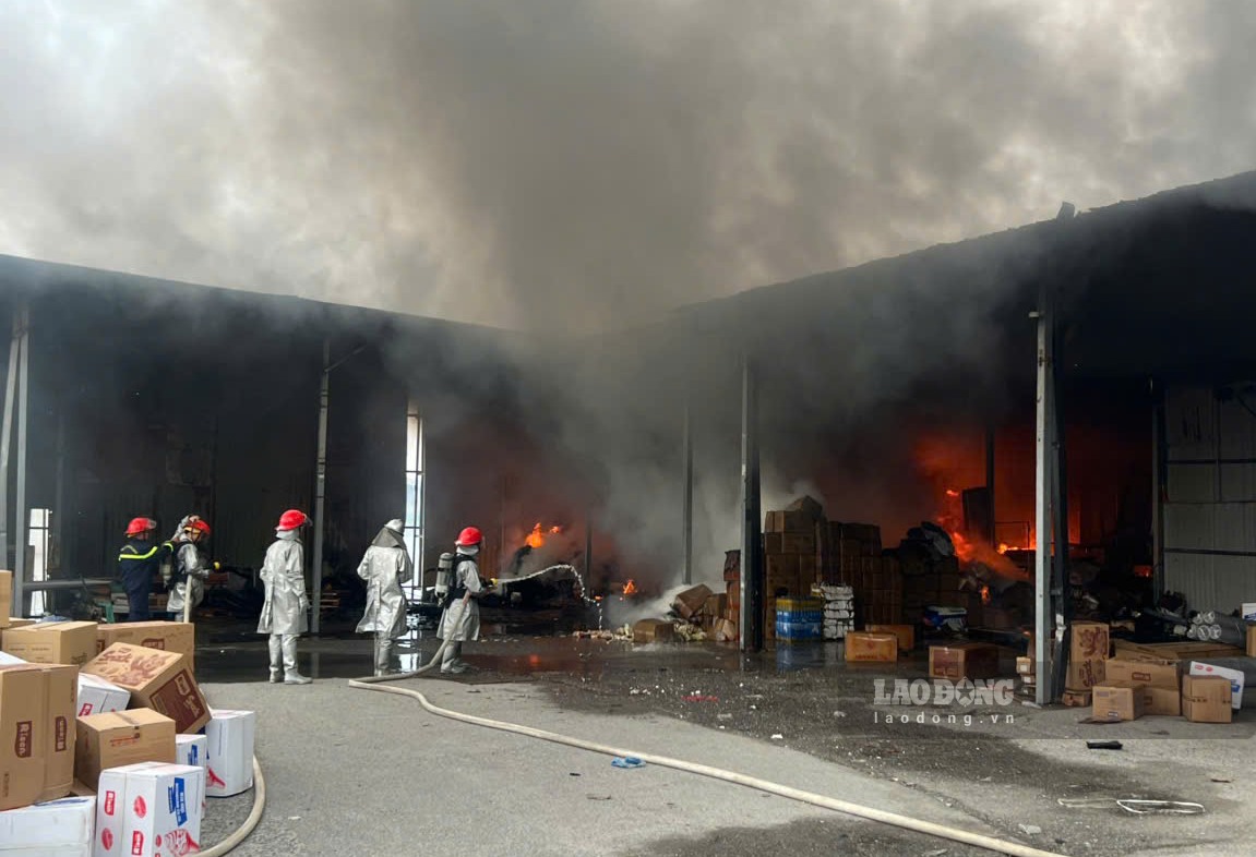 Functional forces make efforts to control the fire. Photo: Kien