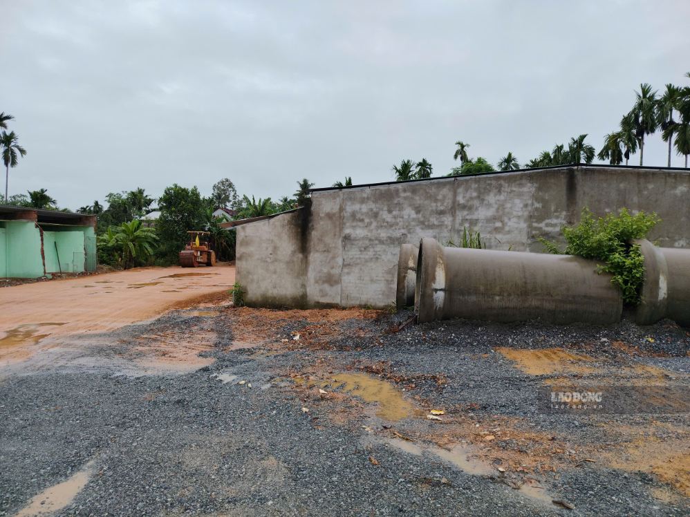 Many people have not yet handed over land to construct the road project connecting Thach Bich bridge to Tho Phong commune, one of the key projects of Quang Ngai province. Photo: Vien Nguyen taken on the morning of September 22nd