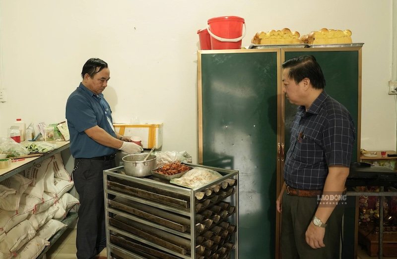 When dozens of people were suspected of poisoning, local authorities and functional agencies came to inspect the bread stall to collect food samples for inspection. Photo: Hung Tho