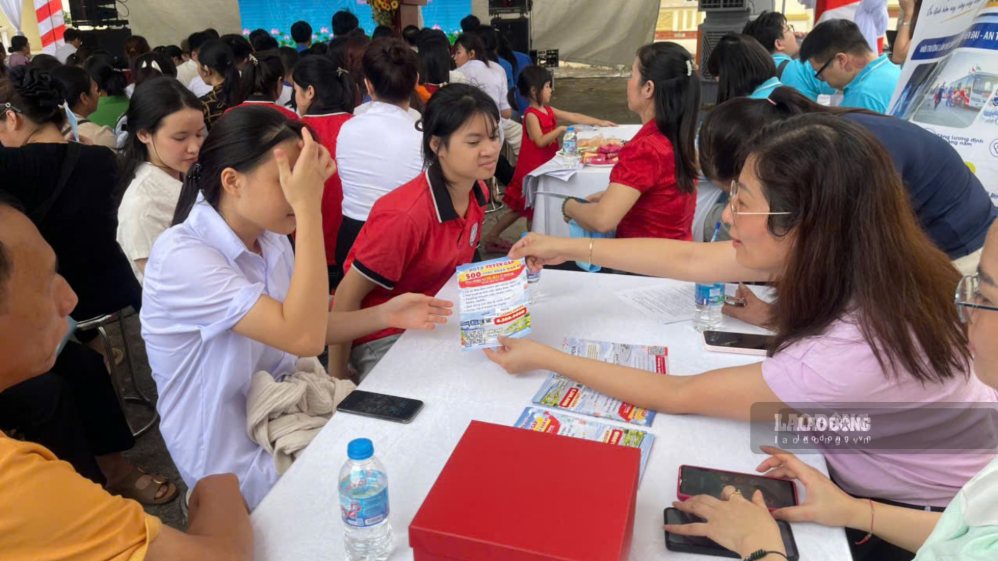 Các doanh nghiệp phải đến tận nơi tuyển lao động. Ảnh: Đức Trọng