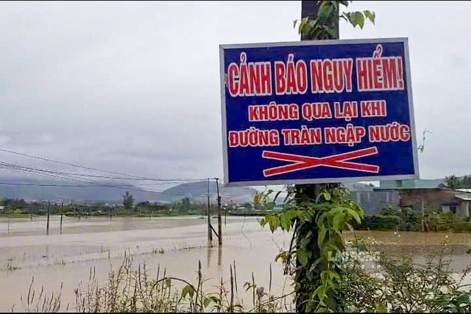 Chính quyền địa phương cắm biển cảnh báo nguy hiểm tại ngầm tràn khu vực 6 (chụp ngày 22.9). Ảnh: Minh Hoàng