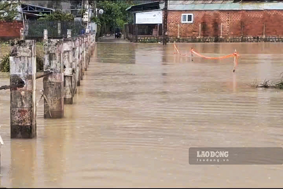 The spillway in area 6 (Quy Nhon Tay ward, Gia Lai) was locally flooded after heavy rain (photo taken on September 22). Photo: Minh Hoang