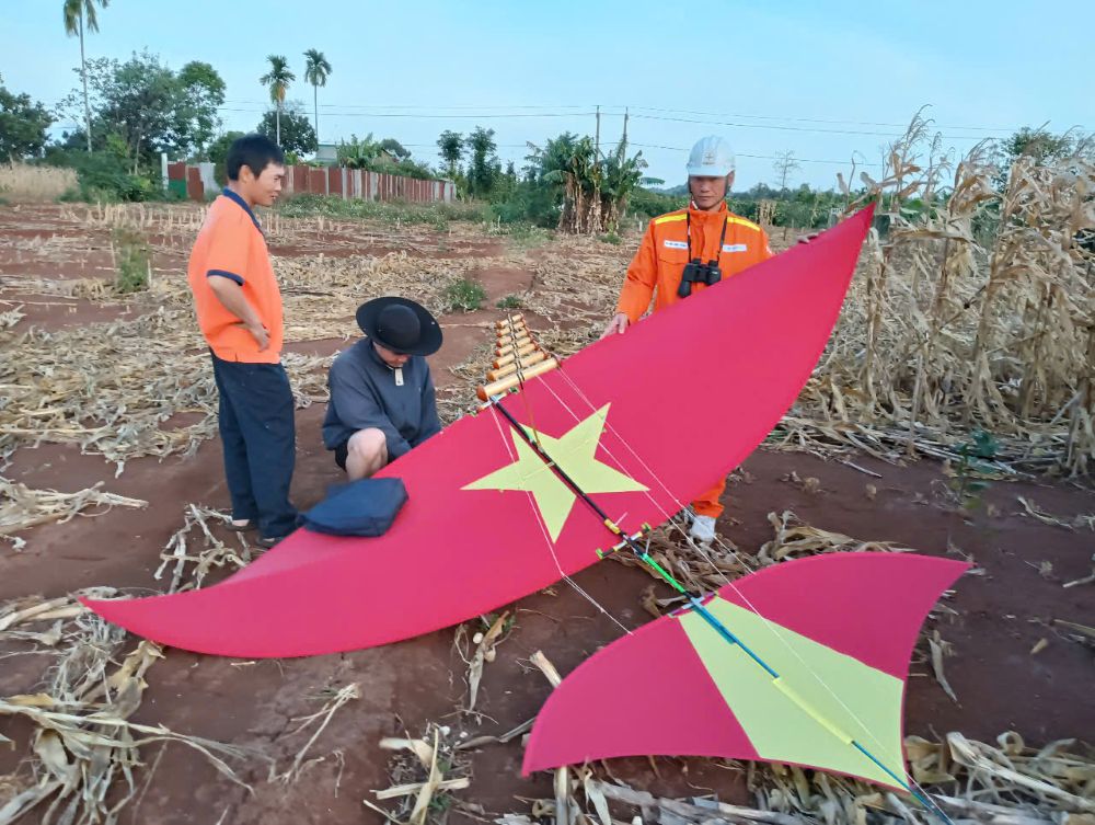 EVNNPT and units actively propagate to people not to fly kites near the power grid safety corridor. Photo: EVNNPT