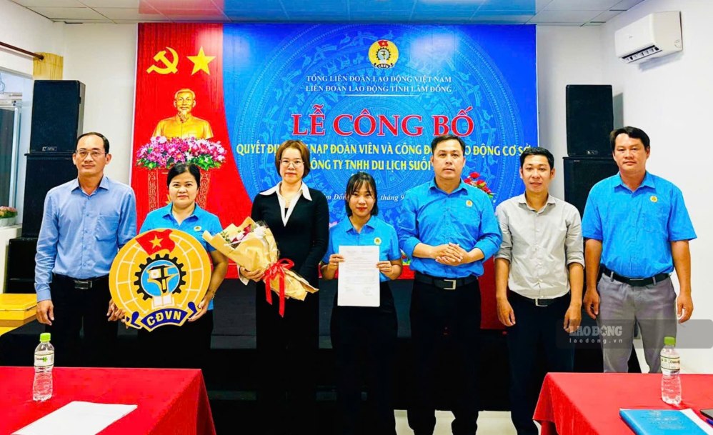 Chairman of Mui Ne Ward Trade Union presents the decision to establish the grassroots Trade Union of Suoi Hong Tourism Co., Ltd. Photo: Pham Duy