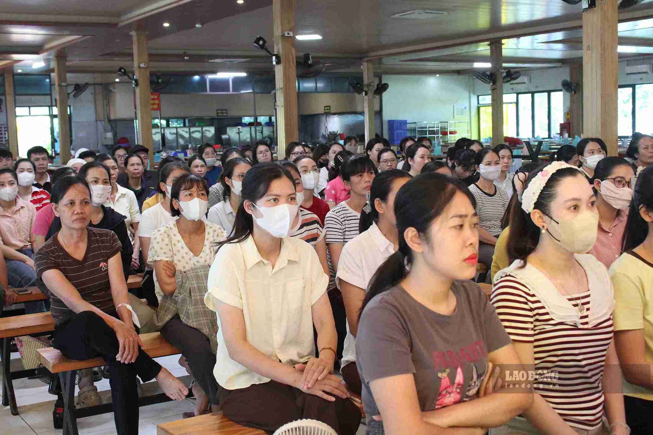 Công nhân được cảnh báo về các phương thức, thủ đoạn lừa đảo trên không gian mạng. Ảnh: Mai Hương