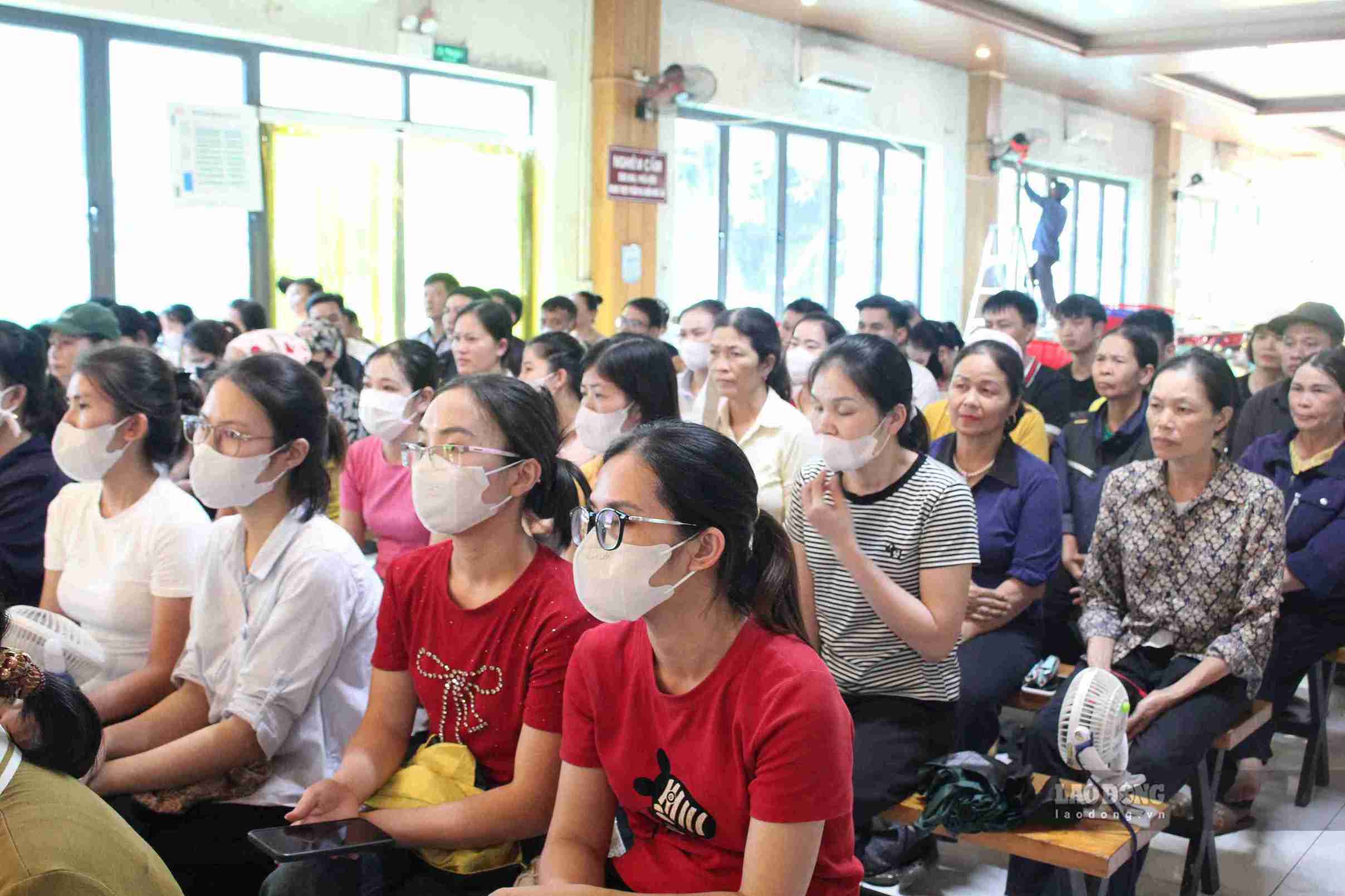 Workers listen to propaganda and dissemination of laws. Photo: Mai Huong