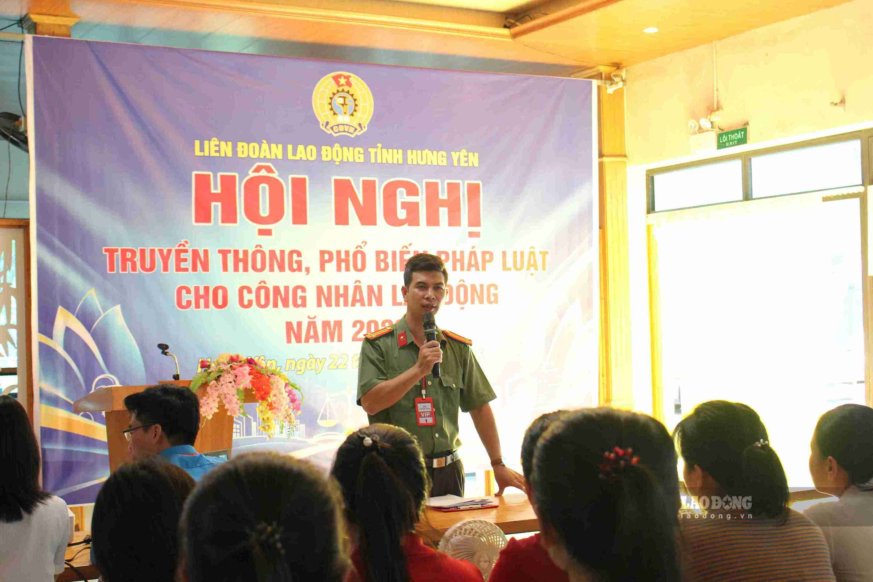 Trung tá Nguyễn Bá Lâm tuyên truyền, phổ biến pháp luật cho công nhân lao động. Ảnh: Mai Hương