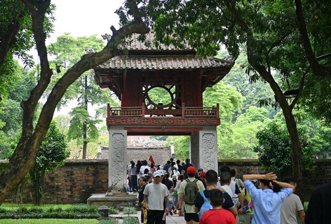 Van Mieu - Quoc Tu Giam attracts a large number of domestic and foreign tourists. Photo: Viet Van