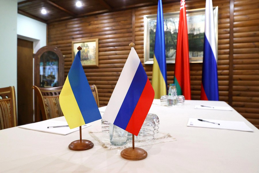 Conditional differences are one of the issues mentioned by former CIA employee Larry Johnson when assessing the prospects for dialogue between Russia and Ukraine. In the photo: Ukrainian flag (left) and Russian flag. Photo: Xinhua