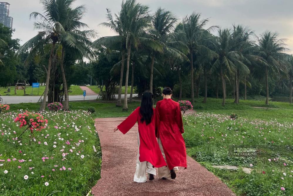 Parents should let children know that, although each person has their own happiness, the love for their children will not decrease. Photo: Han Vy