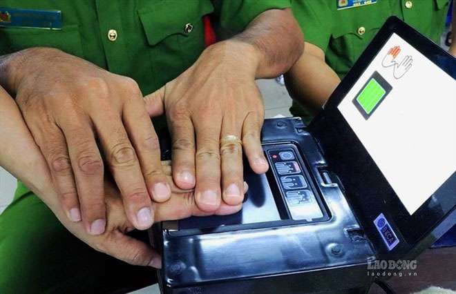 Công dân đến trụ sở Công an xã cung cấp các thông tin để làm thủ tục đổi thẻ căn cước. Ảnh: Quỳnh Như
