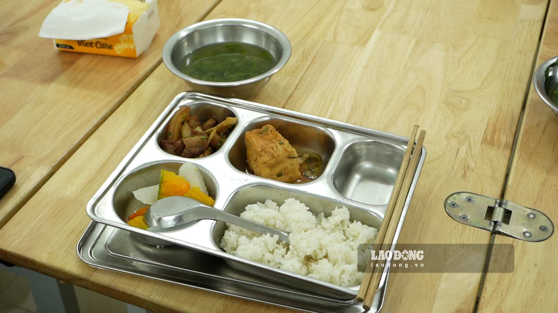 Với nhiều người cao tuổi, bữa ăn ở đây không chỉ đủ đầy, ngon miệng mà còn mang đến cảm giác gần gũi, ấm áp trong những ngày sinh hoạt tại cơ sở (ảnh chụp ngày 22.9). Ảnh: Huyền Anh
