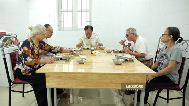 Bữa cơm ấm áp của người cao tuổi tại cơ sở chăm sóc ban ngày phường Bồ Đề