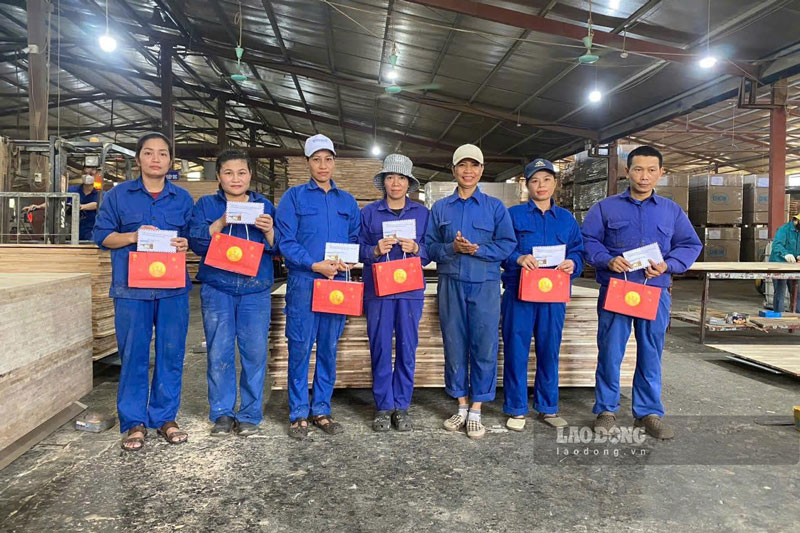 Mid-Autumn care activities are being implemented at many grassroots trade unions in Tran Yen. Photo: Viet Trung