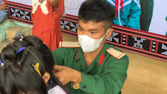 Soldiers of the armed forces of Da Nang City organized free haircuts and health care for hundreds of highland students. Photo: Thanh Huyen