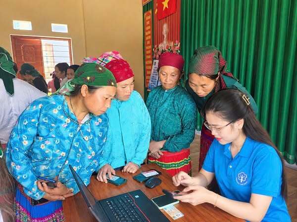 People in Tuyen Quang are guided on digital transformation in receiving social insurance benefits. Photo: Tuyen Quang Social Insurance