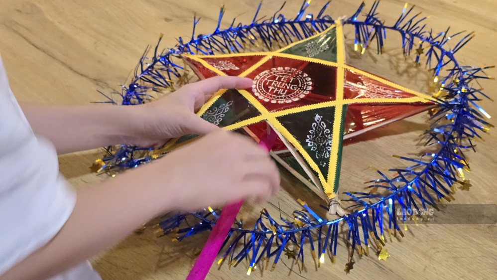 Making star lanterns yourself will help parents and children have more memorable memories of the Mid-Autumn Festival. Photo: Tuan Dat