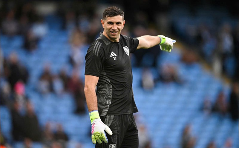 Emi Martinez đã đến nhưng không thể cứu nổi hàng thủ Chelsea. Ảnh: AFP
