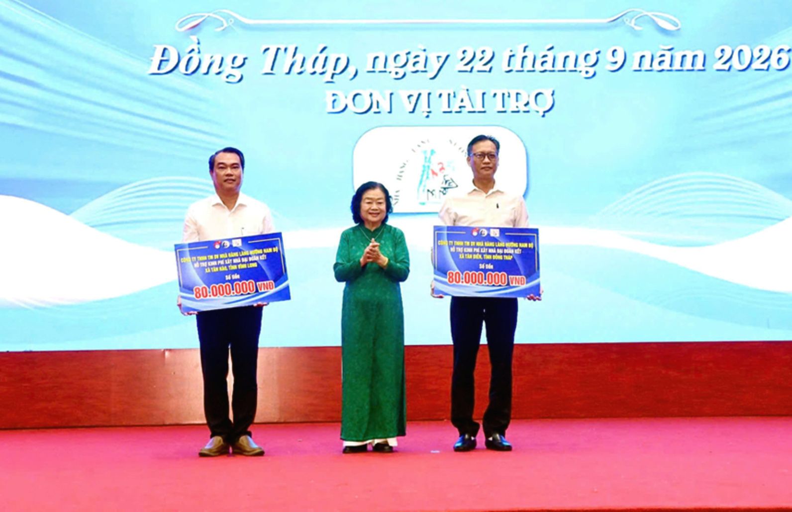 Bà Trương Mỹ Hoa trao nhà Đại đoàn kết. Ảnh: Dongthap.gov.vn
