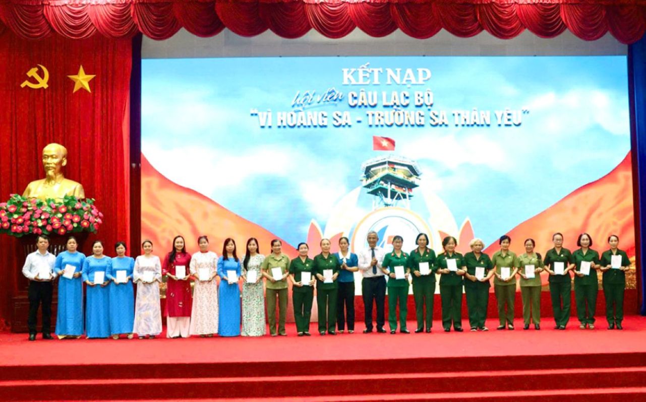 Ông Đặng Ngọc Tùng trao chứng nhận kết nạp hội viên Câu lạc bộ “Vì Hoàng Sa – Trường Sa thân yêu”. Ảnh: Dongthap.gov.vn 